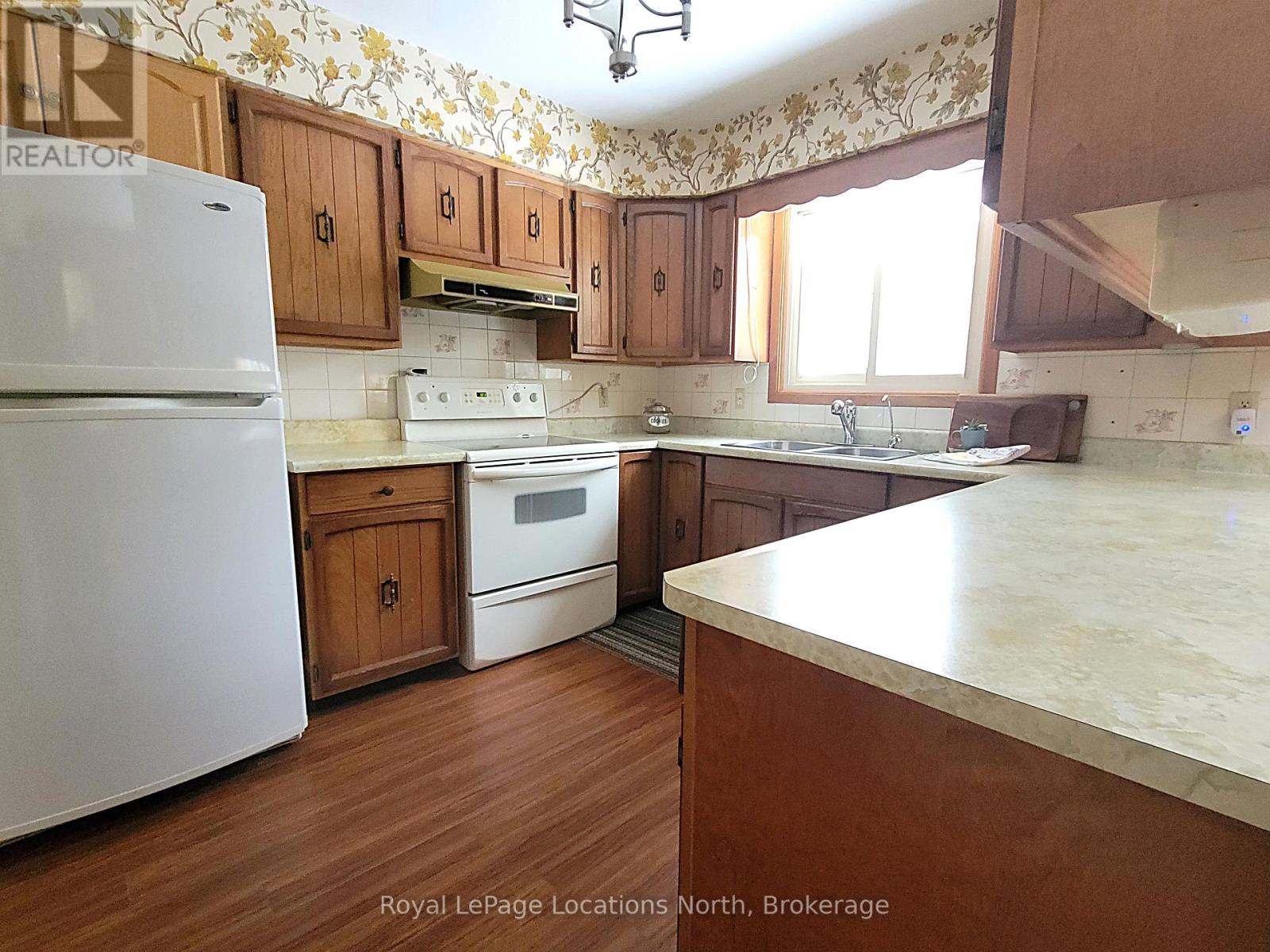 8 Ronald Avenue, Tiny, Ontario  L0L 1P1 - Photo 9 - S12116416