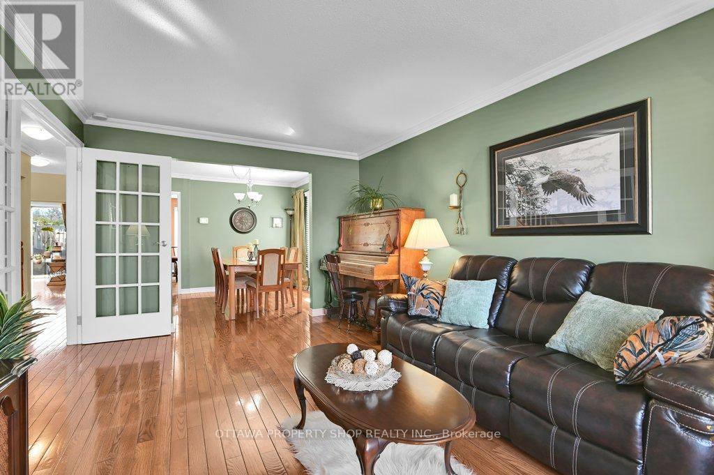 6156 Vineyard Drive, Ottawa, Ontario  K1C 2N6 - Photo 7 - X12117984