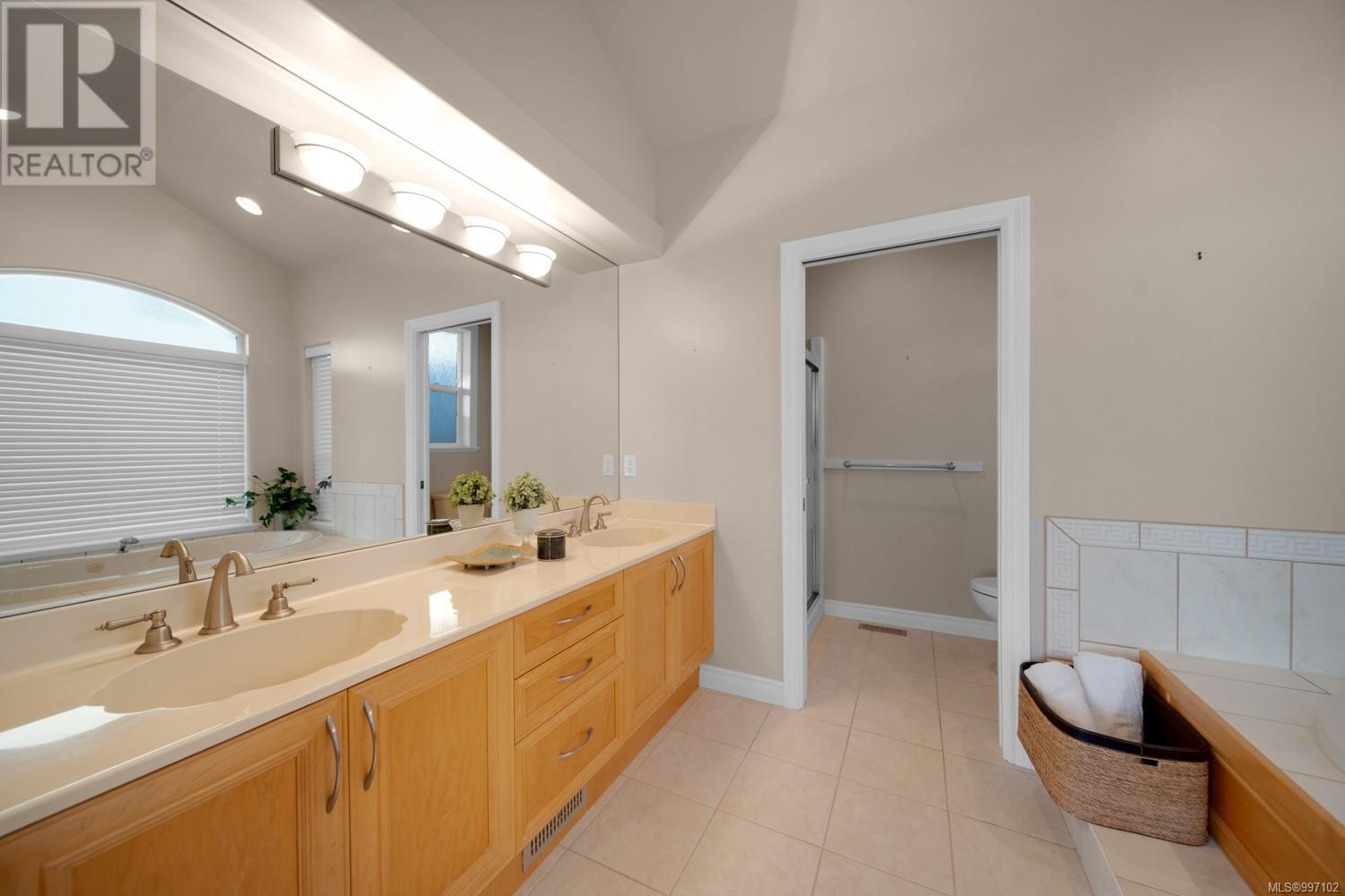 Property at 4832 Fillinger Cres image 5