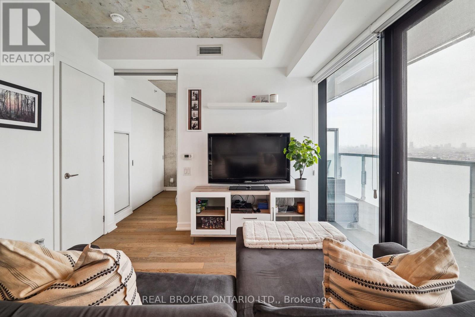 2504 - 11 Charlotte Street, Toronto, Ontario  M5V 0M6 - Photo 16 - C12117690