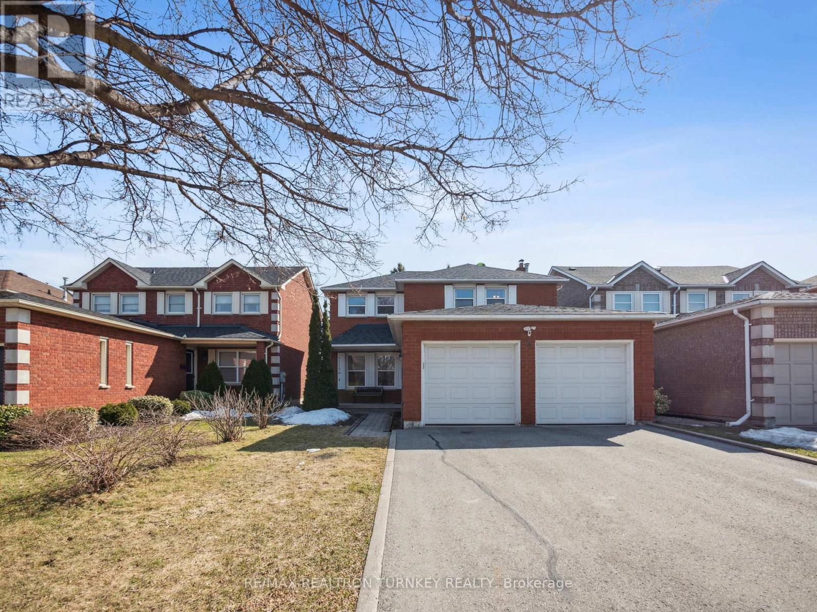 5 Keremeos Crescent, Richmond Hill, Ontario  L4C 9R9 - Photo 2 - N12117723