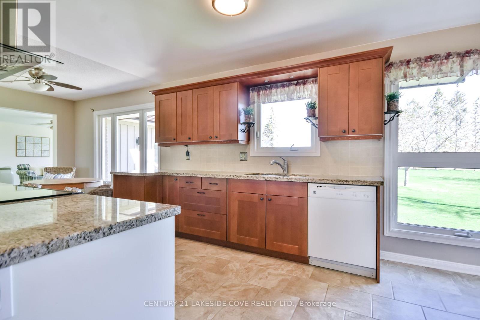 121 Bayshore Drive, Ramara, Ontario  L0K 1B0 - Photo 12 - S12117827