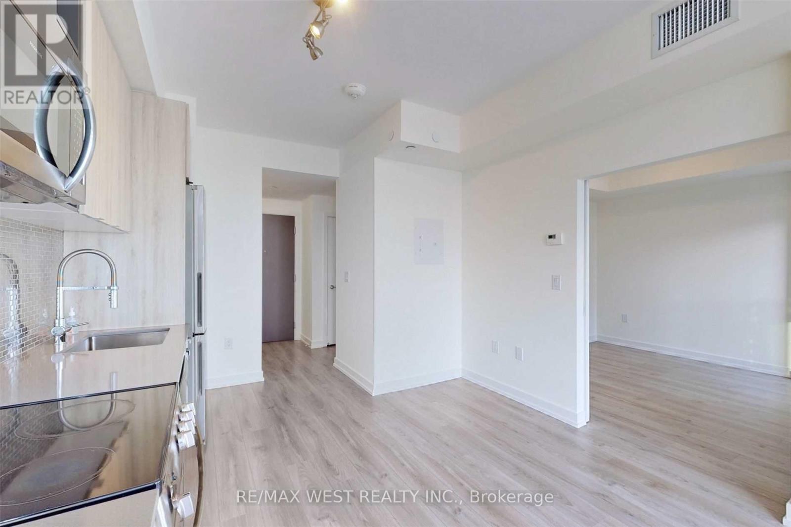 1012 - 10 De Boers Drive, Toronto (York University Heights), Ontario  M3J 0H1 - Photo 12 - W12117523