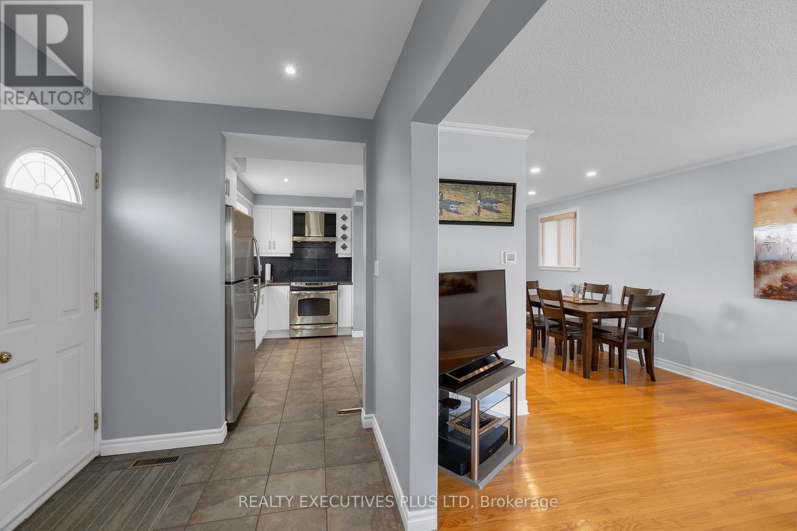 6 Dartford Road, Brampton, Ontario  L6T 2Z4 - Photo 6 - W12117614