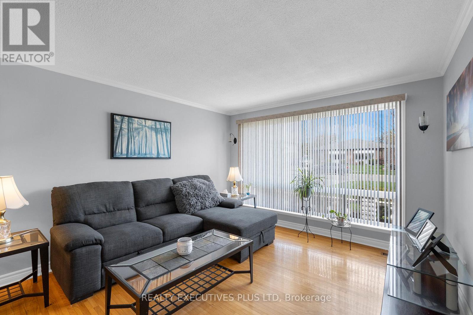 6 Dartford Road, Brampton, Ontario  L6T 2Z4 - Photo 7 - W12117614