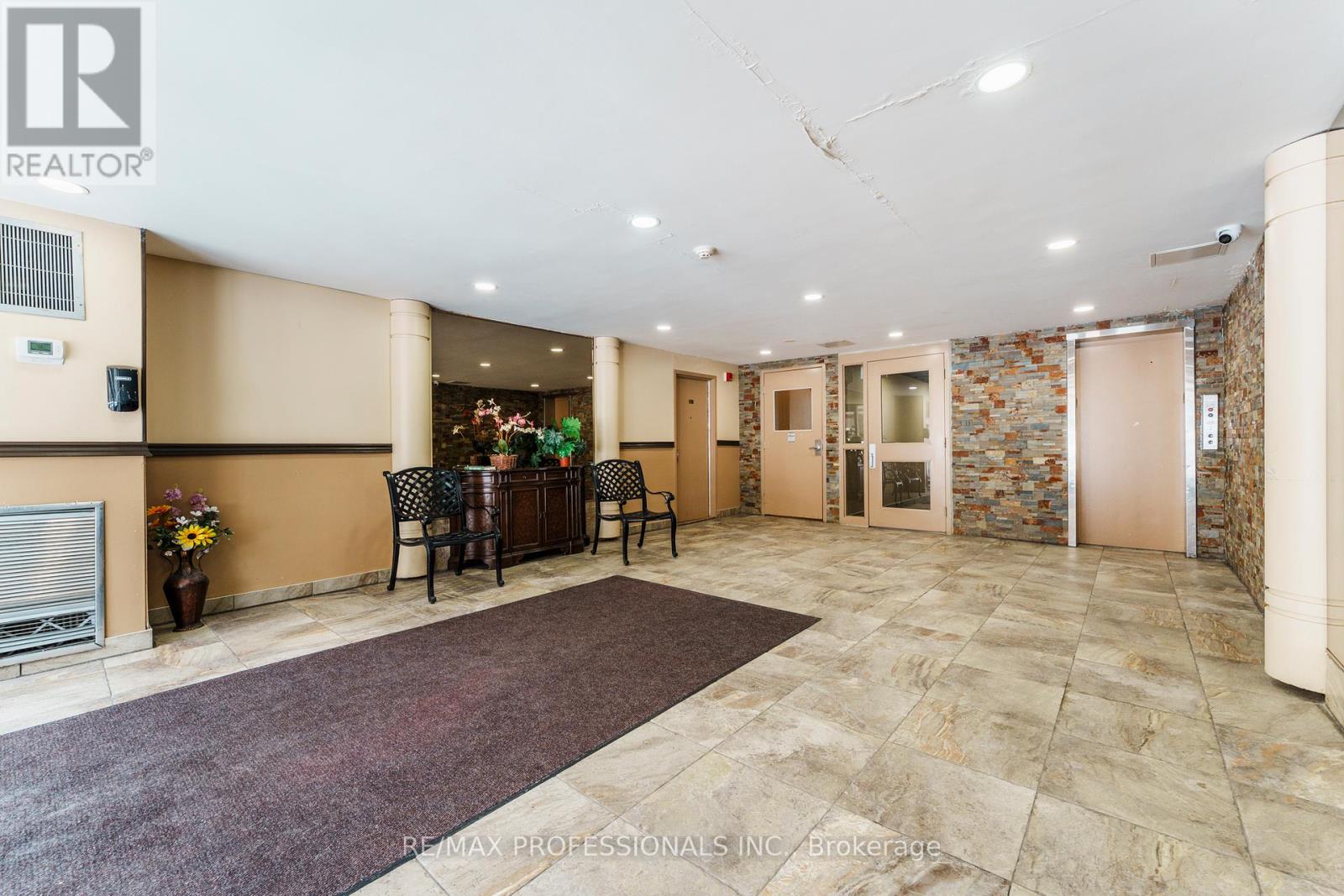 Property at 122 - 2095 ROCHE COURT image 4