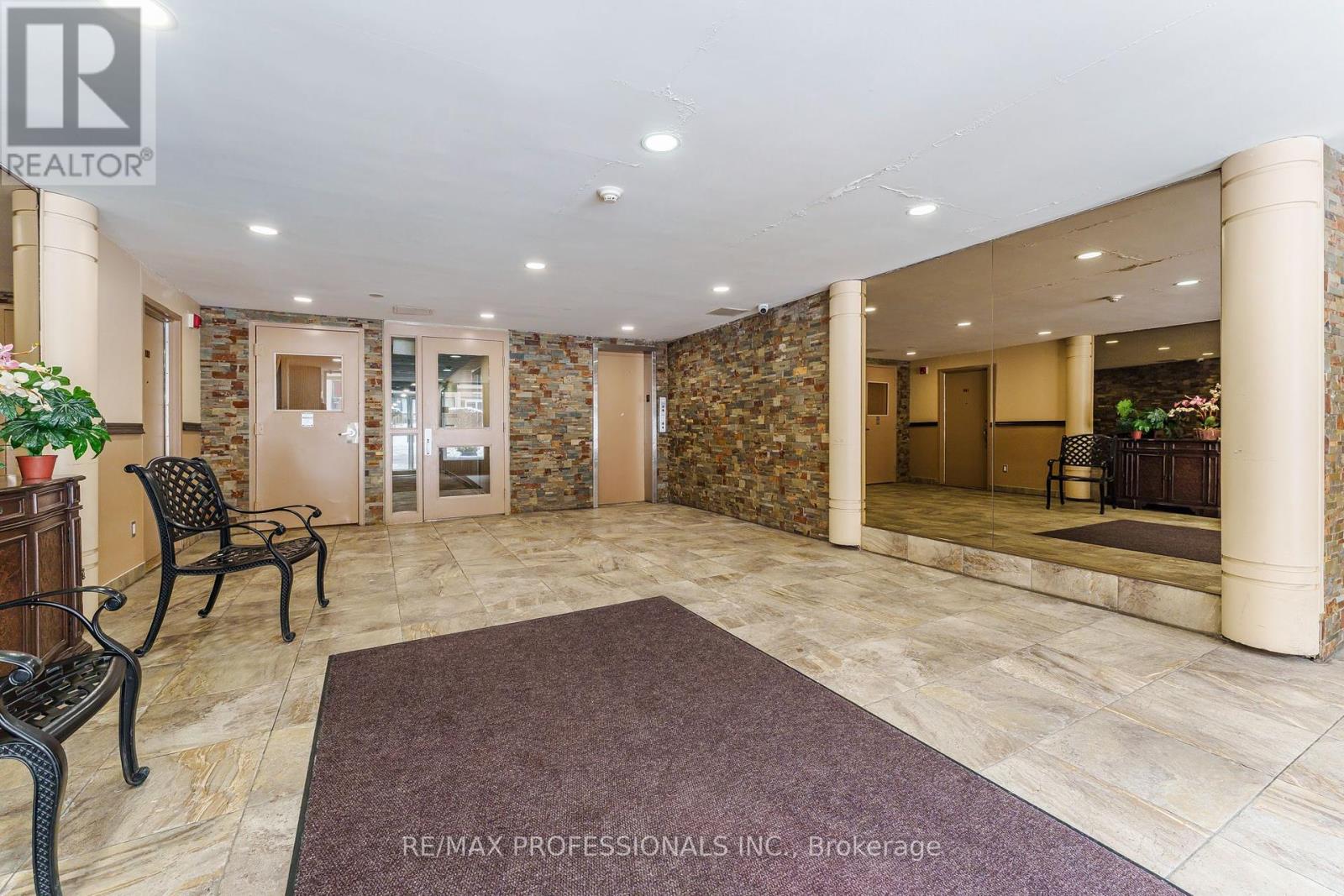 Property at 122 - 2095 ROCHE COURT image 5