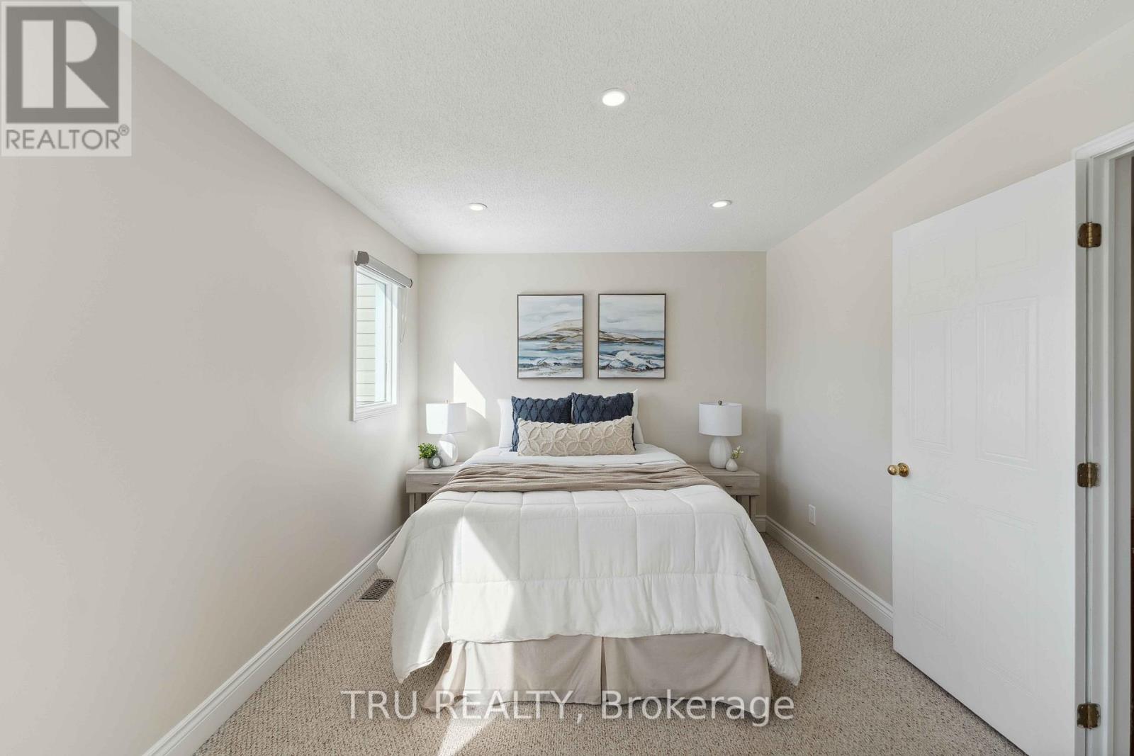 35 Helmsdale Drive, Ottawa, Ontario  K2K 2S2 - Photo 22 - X12118075