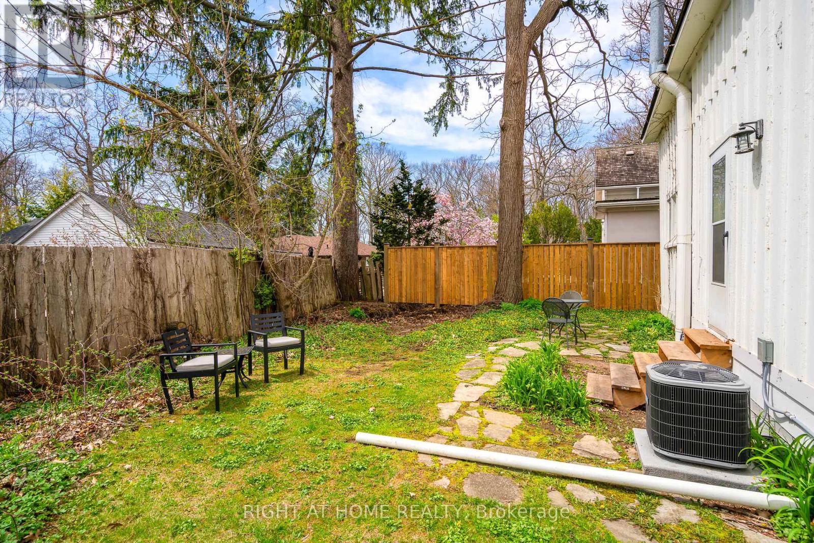 8 Luther Avenue, Niagara-On-The-Lake, Ontario  L0S 1J0 - Photo 33 - X12117835