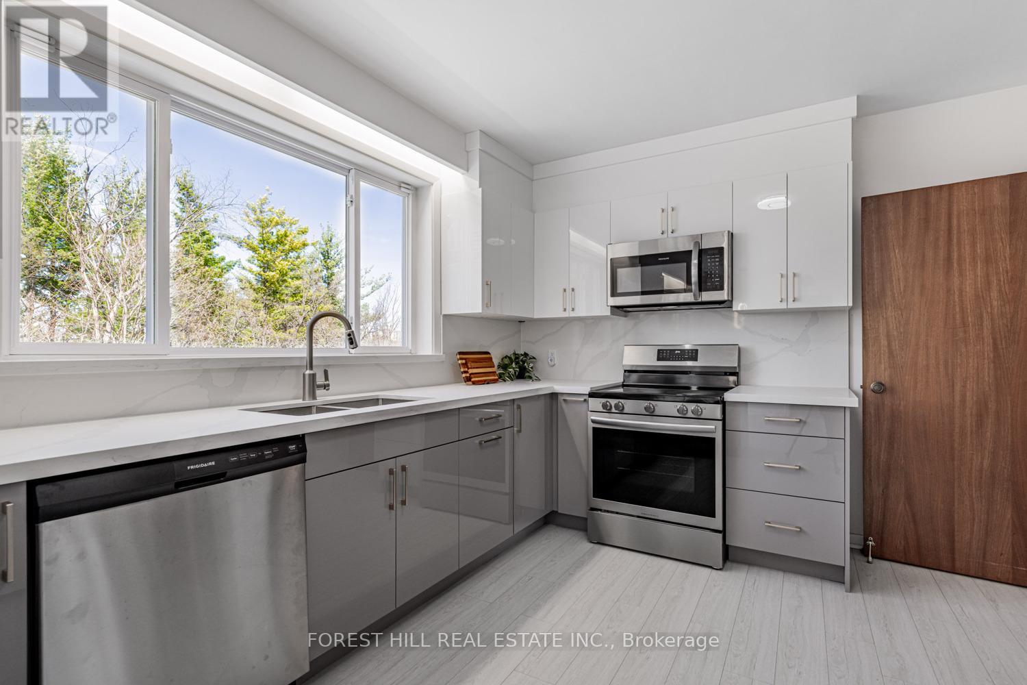 10 Courtwood Place, Toronto, Ontario  M2K 1Z9 - Photo 14 - C12118022