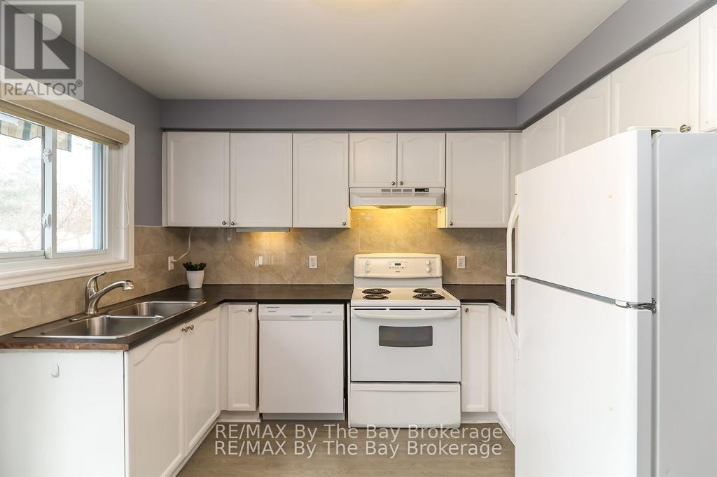 94 Leo Boulevard, Wasaga Beach, Ontario  L9Z 1C5 - Photo 10 - S12118059