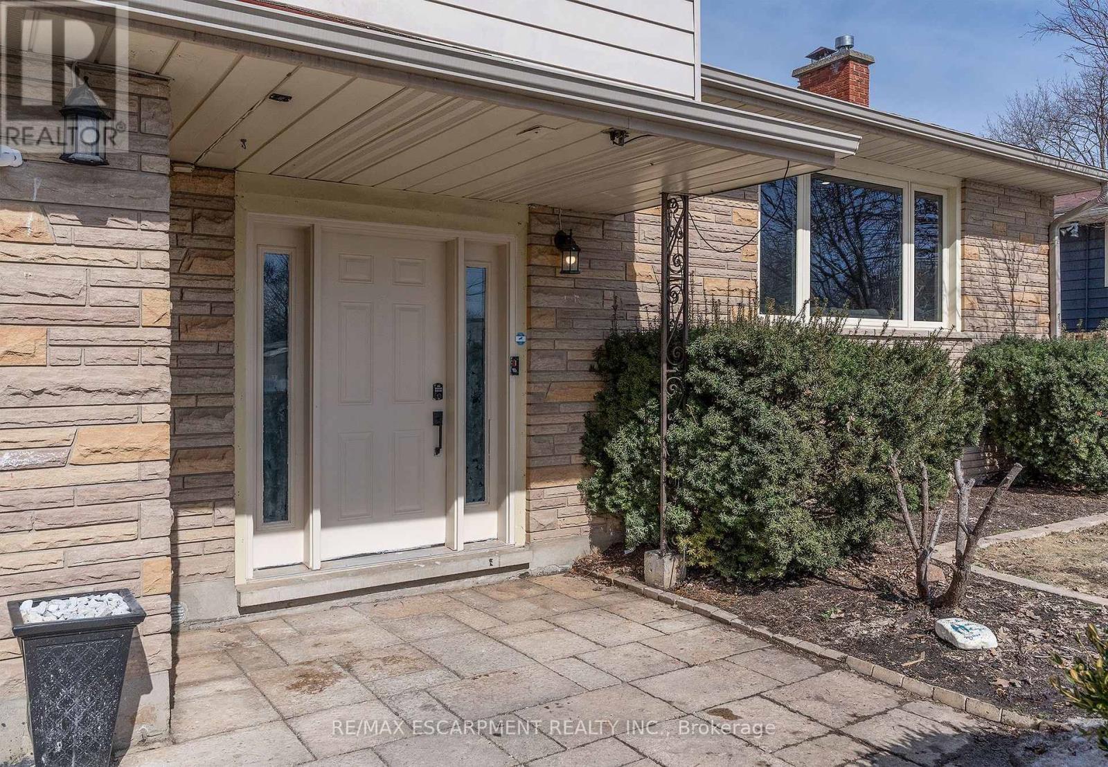 82 Dreger Avenue, Kitchener, Ontario  N2A 2A6 - Photo 4 - X12024687