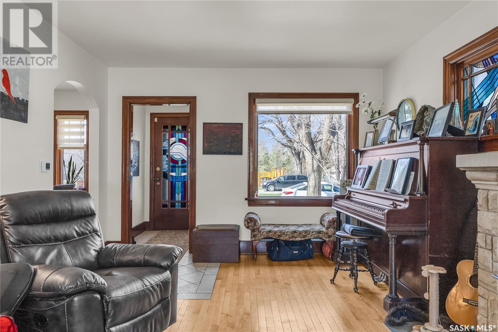 Property at 1306 Victoria AVENUE image 2