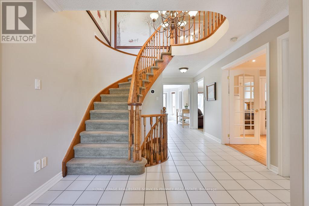 391 March Crescent, Oakville, Ontario  L6H 5X7 - Photo 4 - W12118082