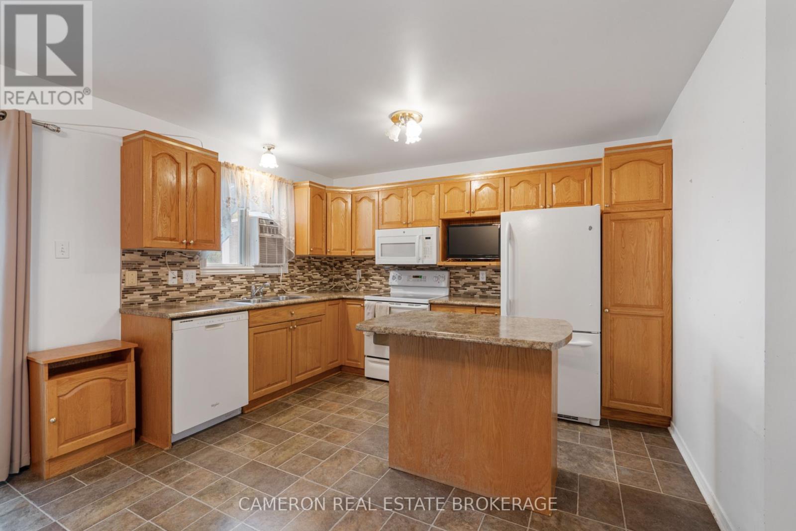 2318 Emily Crescent, Cornwall, Ontario  K6H 7H5 - Photo 5 - X12118151