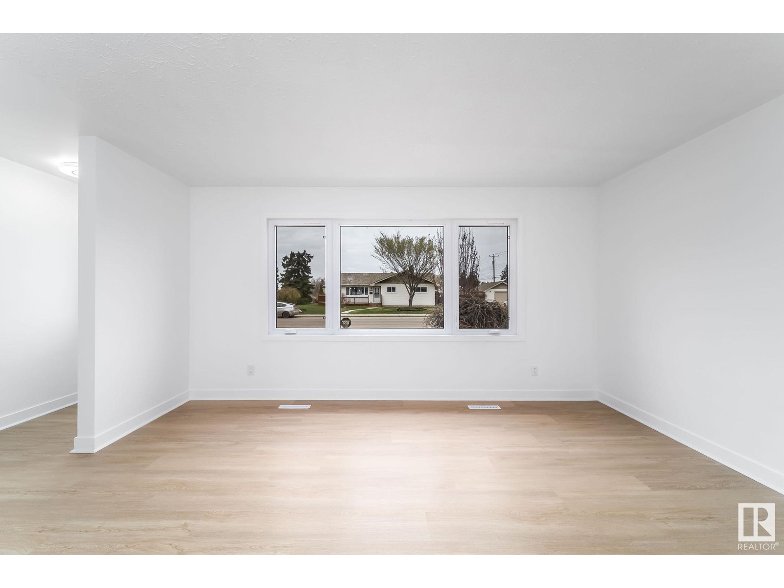 Property at 5107 103 AV NW image 1