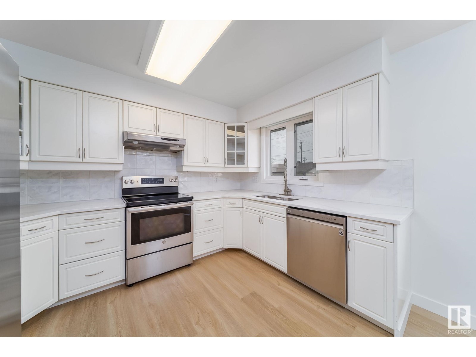 Property at 5107 103 AV NW image 4