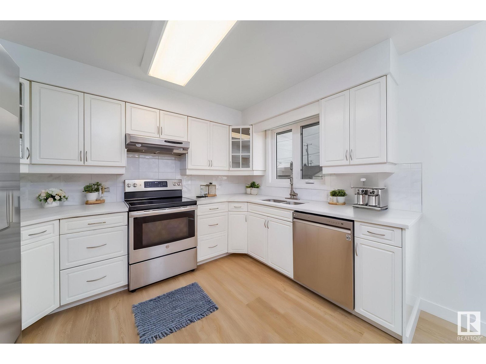 Property at 5107 103 AV NW image 3