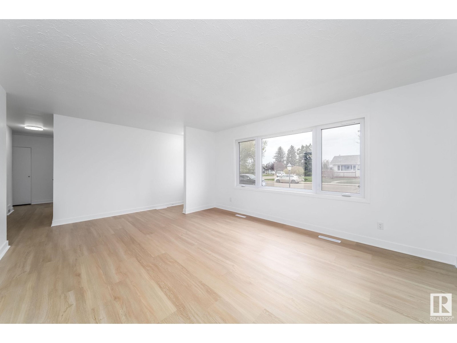 Property at 5107 103 AV NW image 2