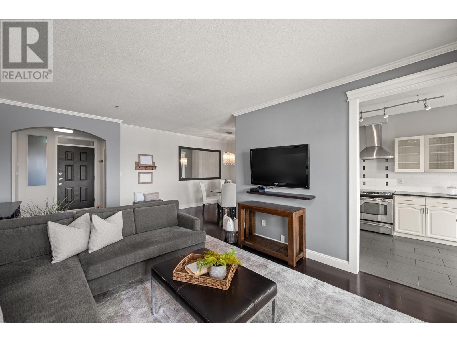 Property at 306 2 RENAISSANCE SQUARE image 5