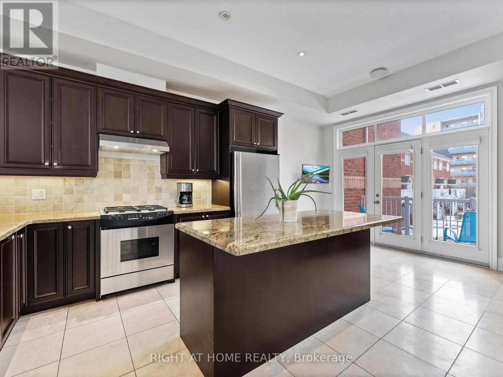 8 - 120 Bronte Road, Oakville, Ontario  L6L 3C1 - Photo 11 - W12118137