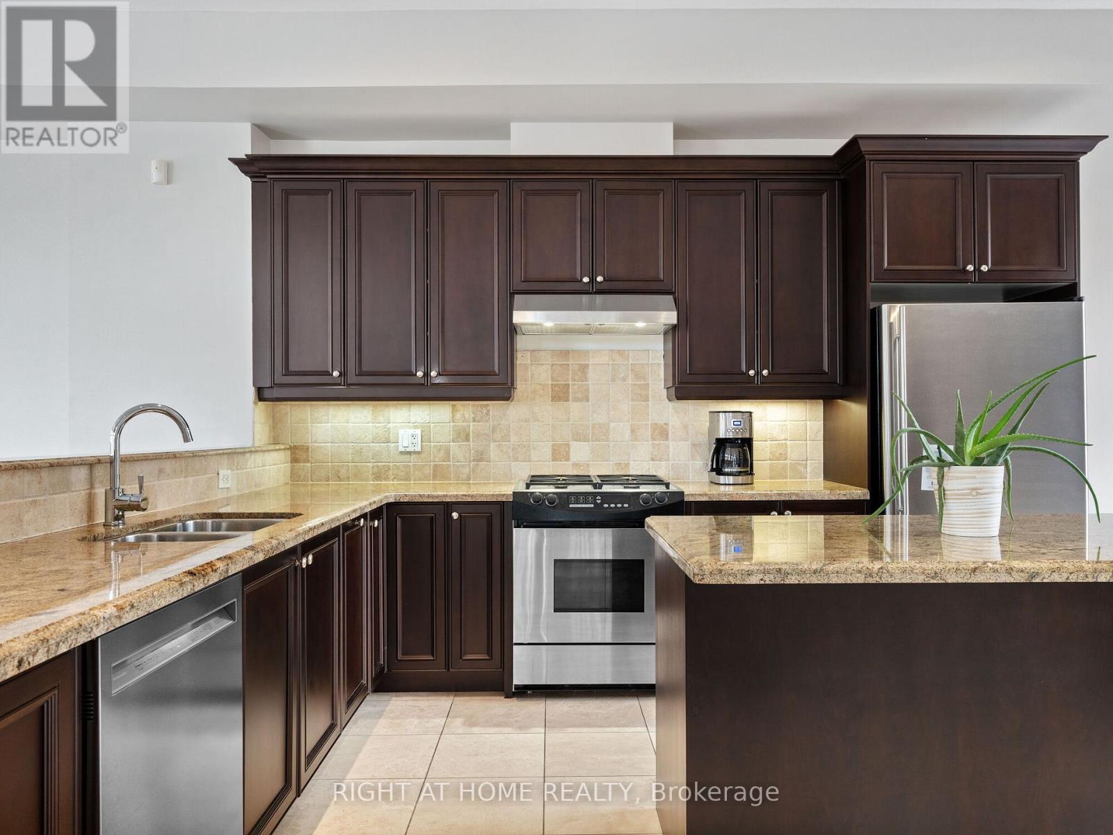 8 - 120 Bronte Road, Oakville, Ontario  L6L 3C1 - Photo 9 - W12118137
