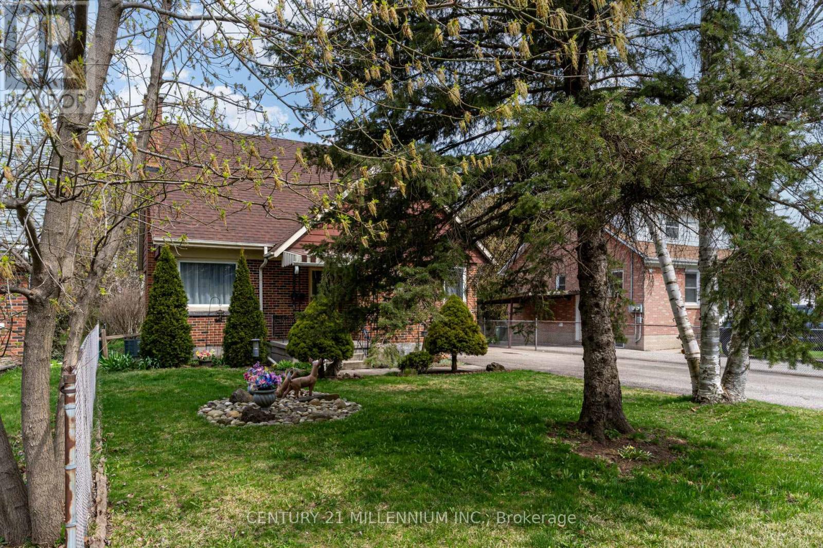 78 York Road, Guelph (St. Patrick's Ward), Ontario  N1E 3E6 - Photo 3 - X12118105
