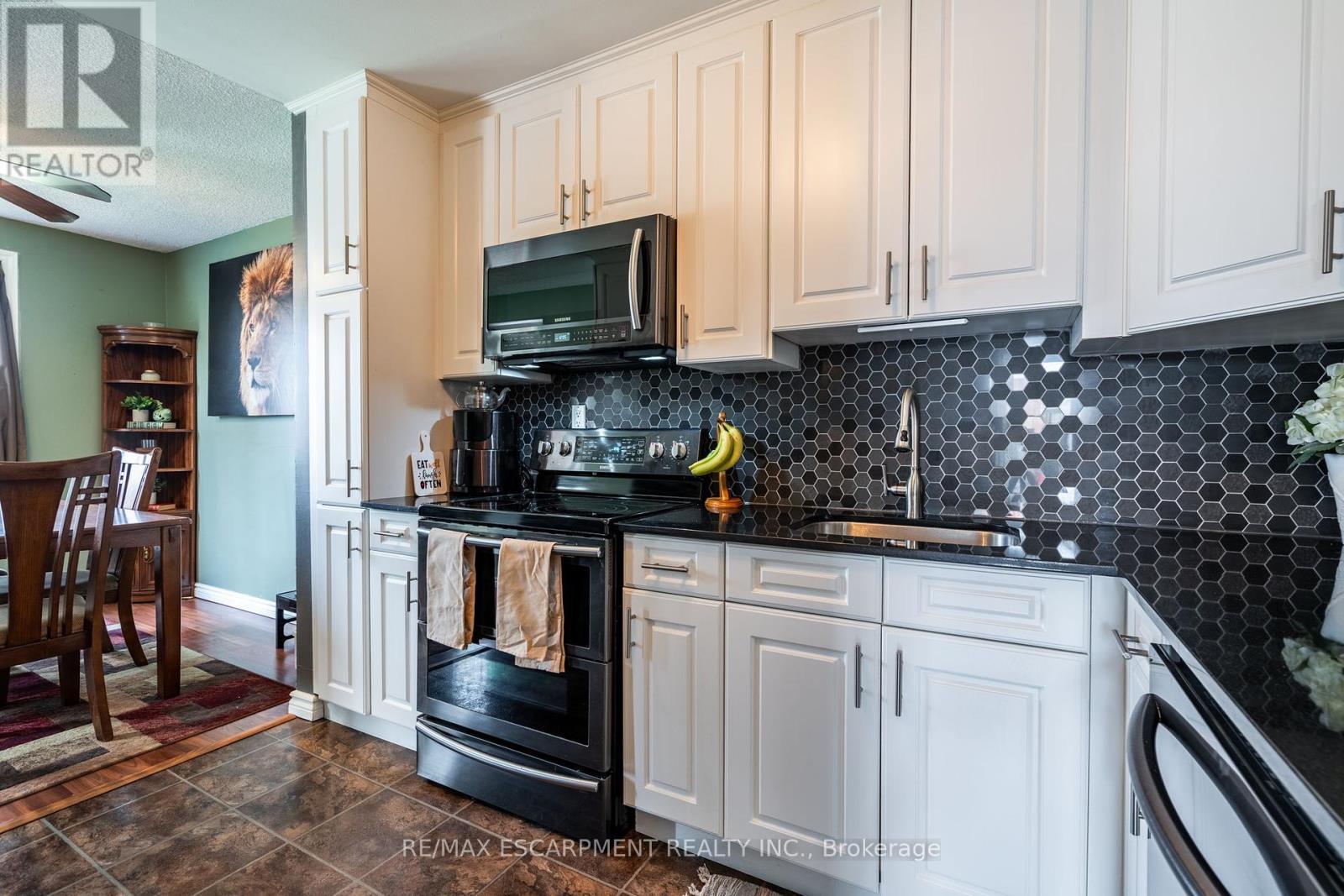 12 Brendan Court, Hamilton, Ontario  L8T 4R4 - Photo 8 - X12118112