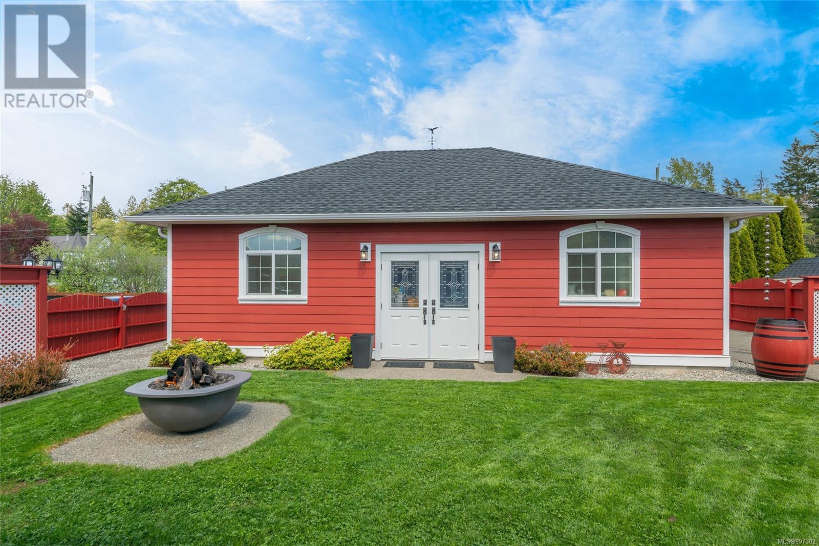 Property at 5570 Woodland Cres image 4