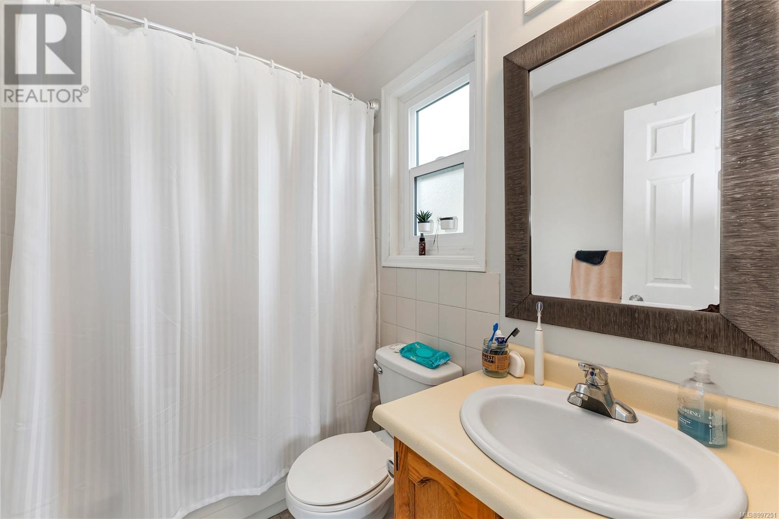1560 Prairie St, Saanich, British Columbia  V8N 2L3 - Photo 17 - 997251