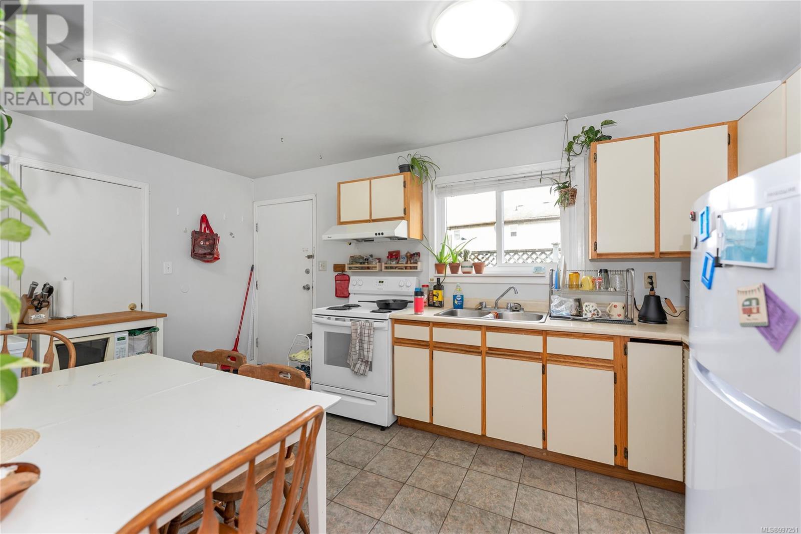 1560 Prairie St, Saanich, British Columbia  V8N 2L3 - Photo 33 - 997251