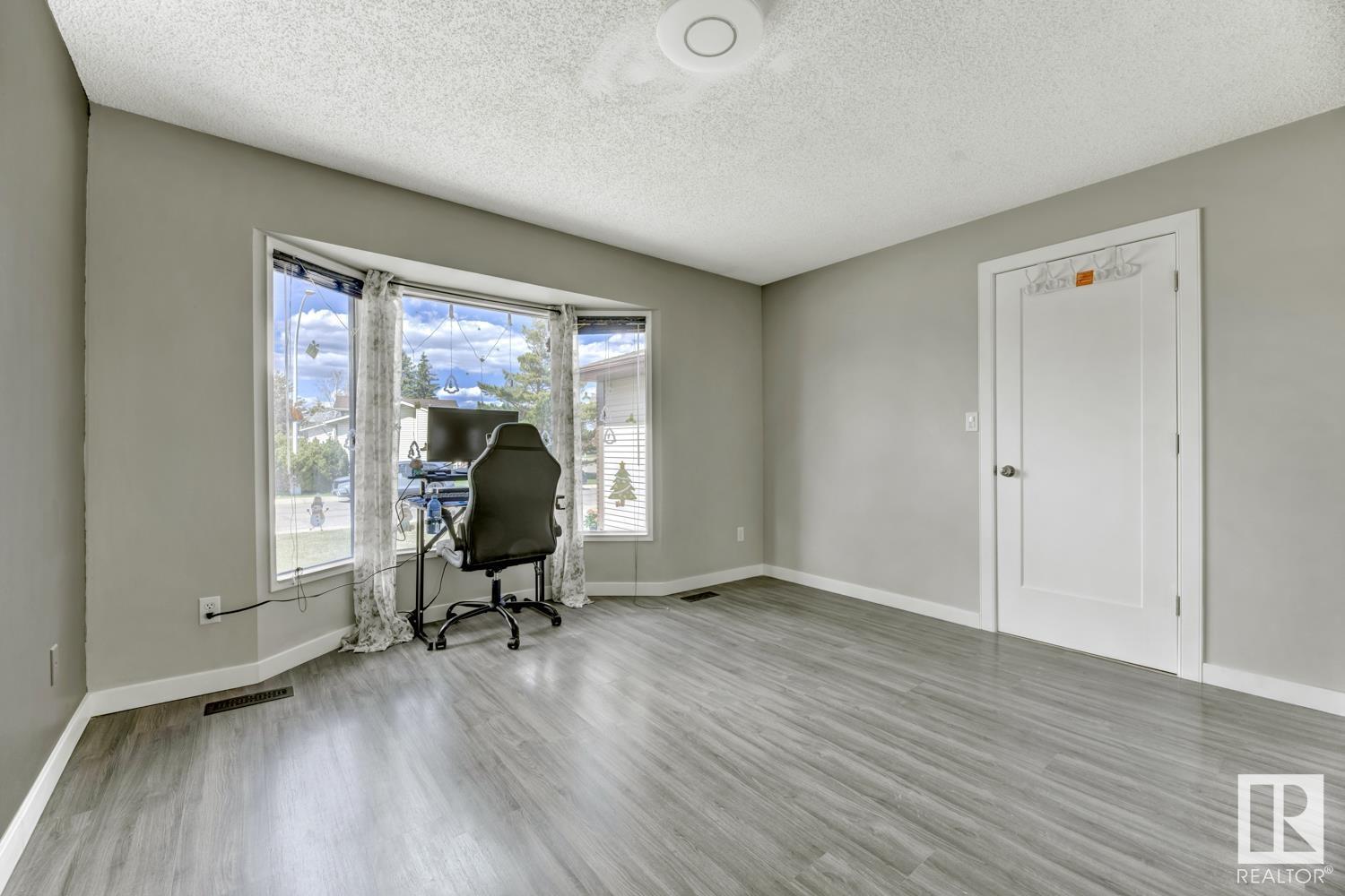Property at 17935 99 AV NW image 3