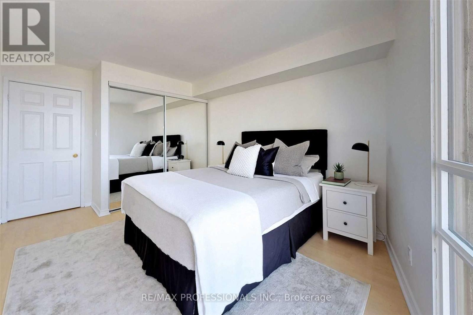 1604 - 50 Eglinton Avenue, Mississauga, Ontario  L5R 3P5 - Photo 14 - W12065779