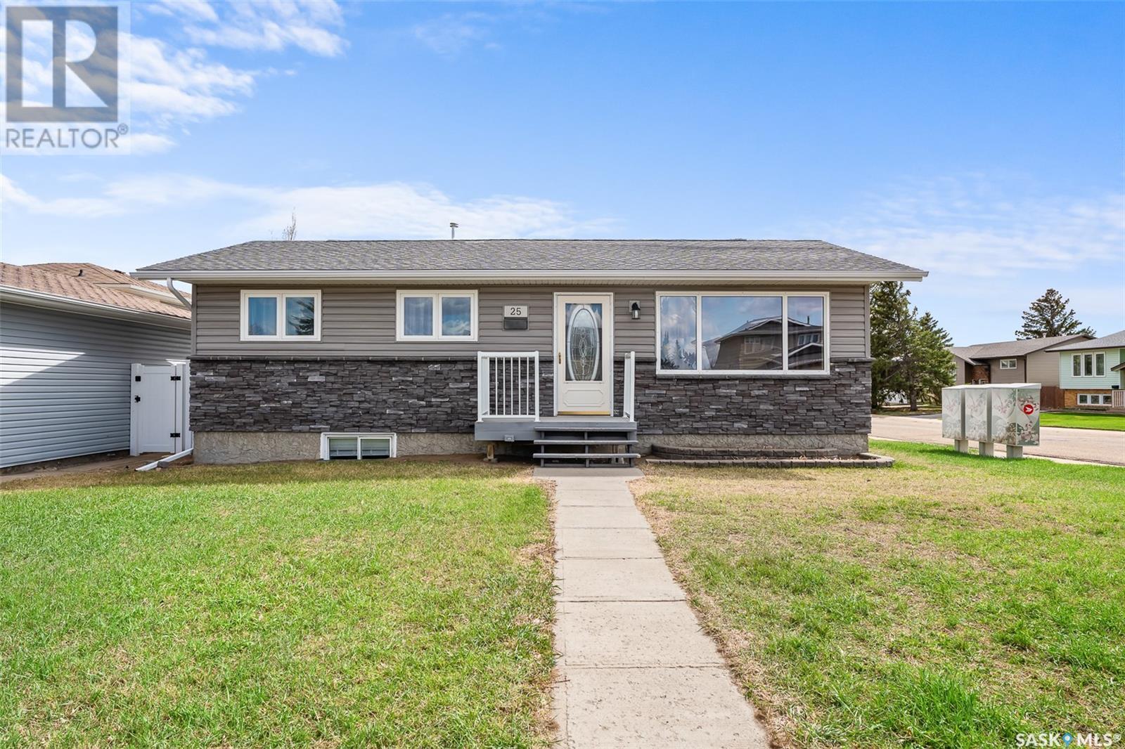 Property at 25 Wellington DRIVE image 1
