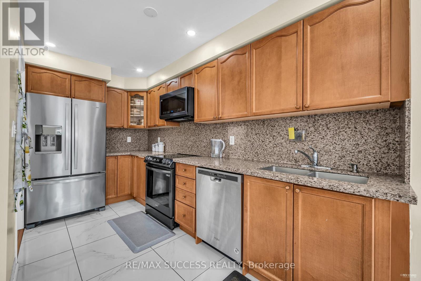 28 Herdwick Street, Brampton (Gore Industrial North), Ontario  L6S 6L7 - Photo 13 - W12118231