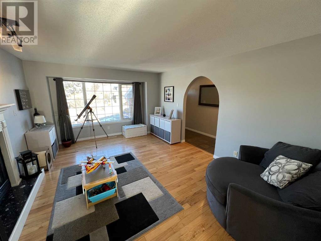127 Nowrie Street, Hinton, Alberta  T7V 1L7 - Photo 2 - A2199410