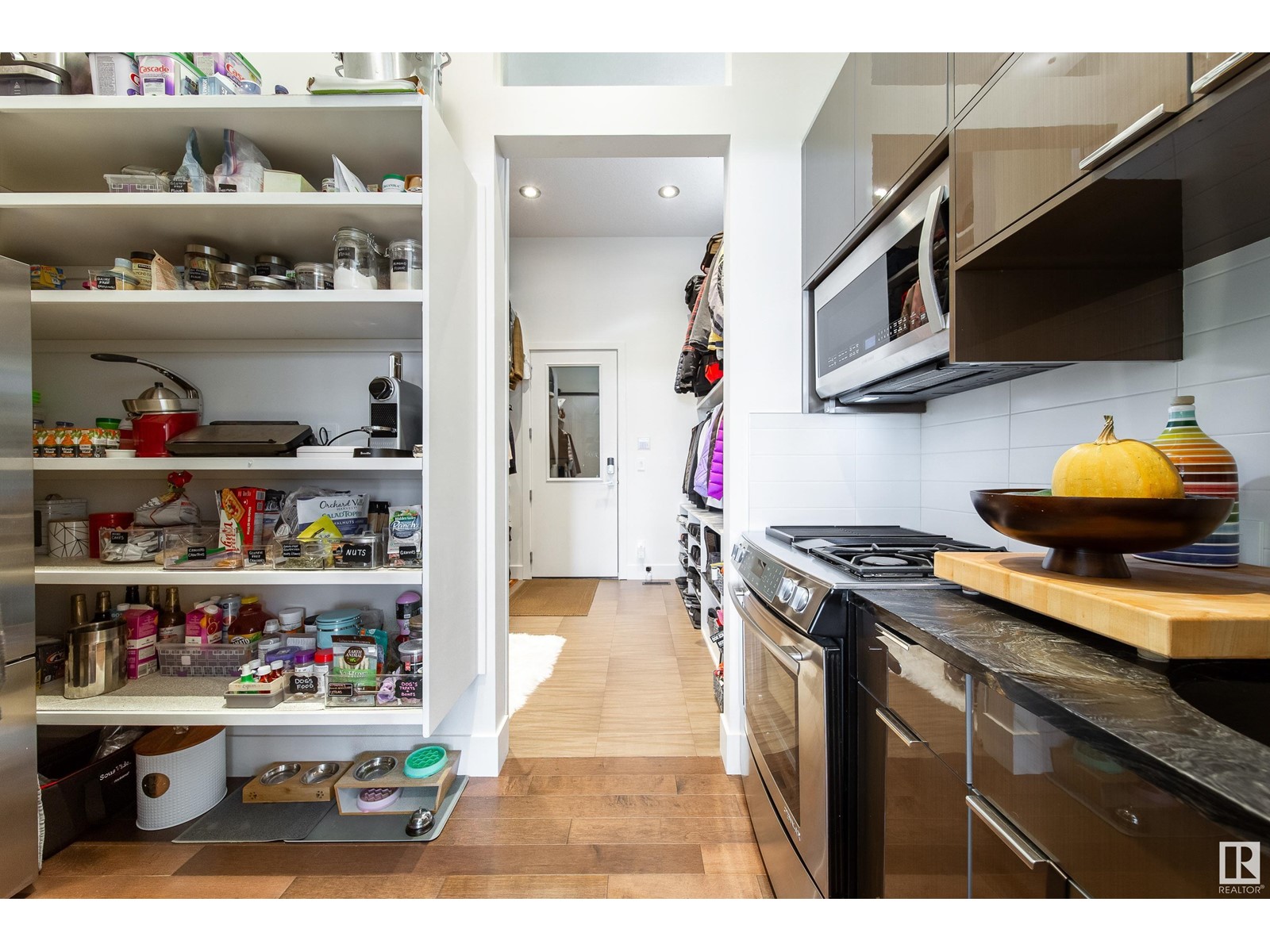 Property at 622 HOWATT DR SW image 2