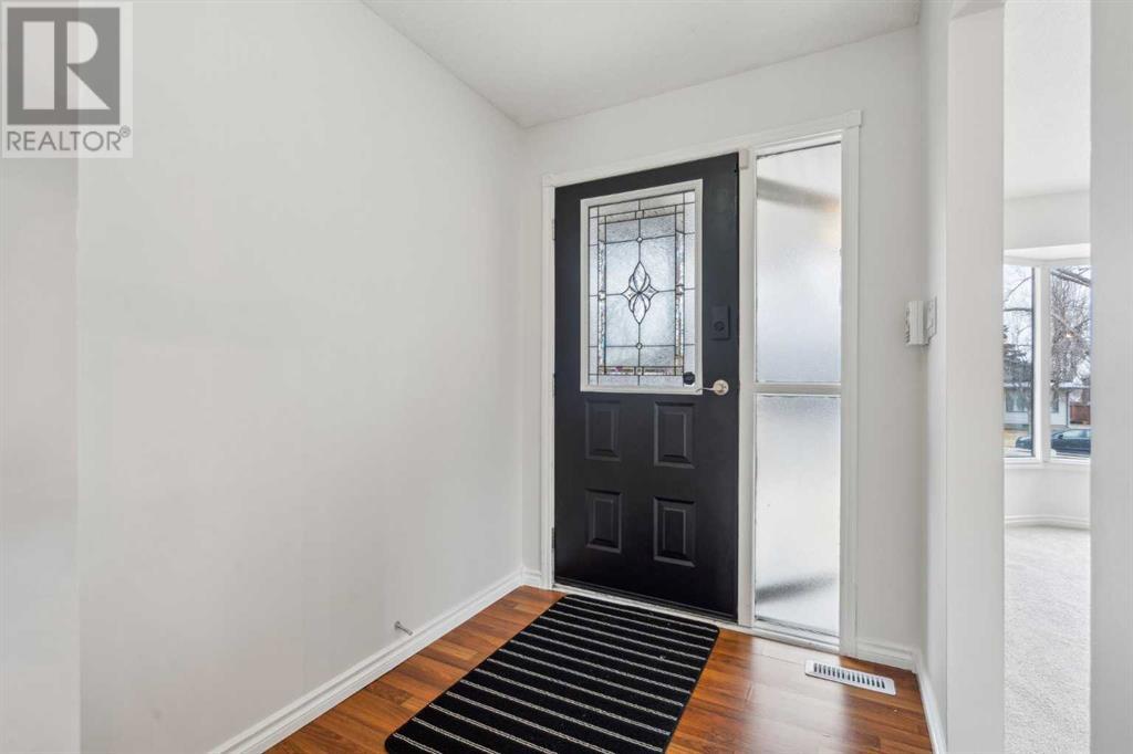 Property at 52 Berwick Court NW image 3