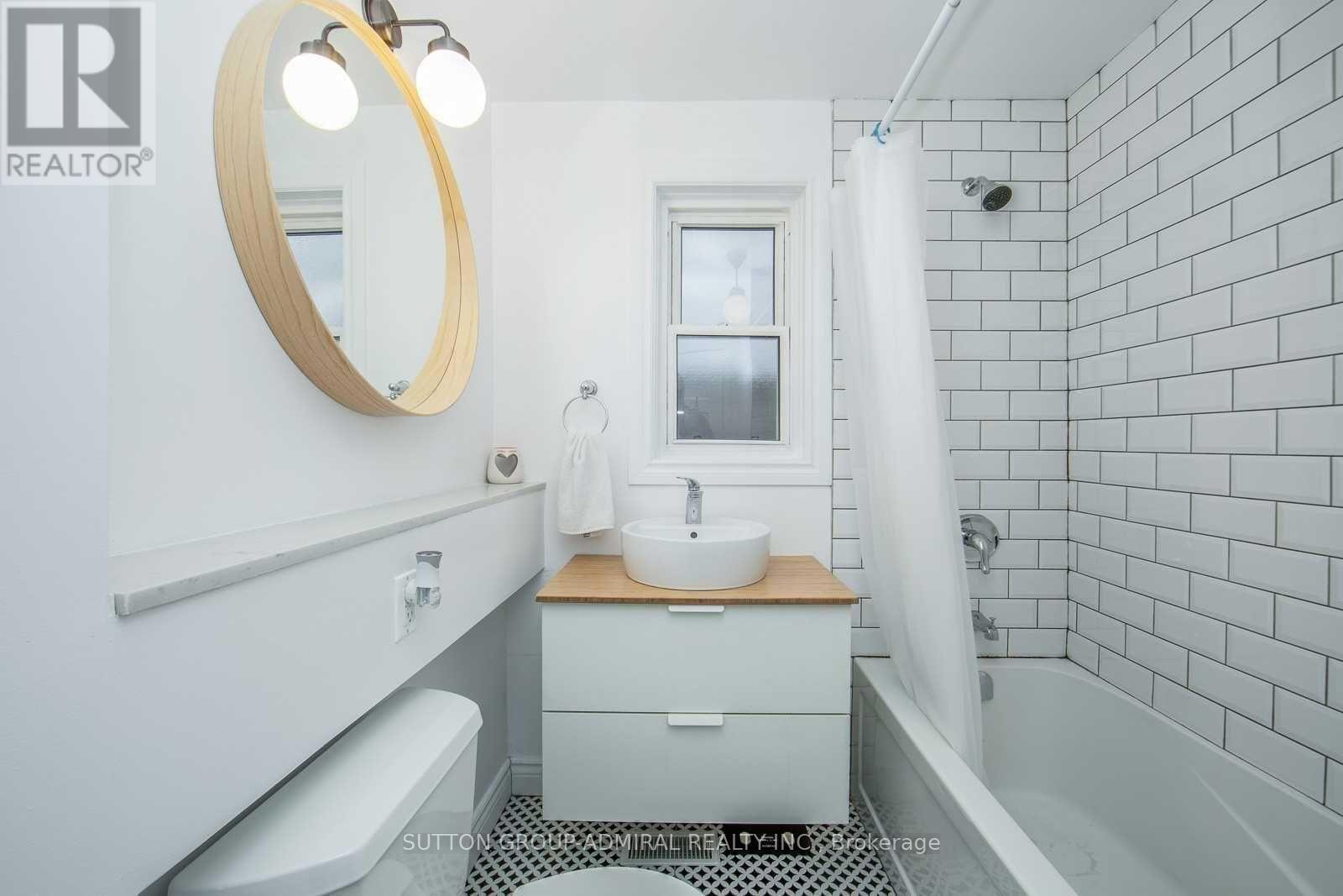 53 Rhodes Avenue, Toronto, Ontario  M4L 2Z8 - Photo 14 - E12118366