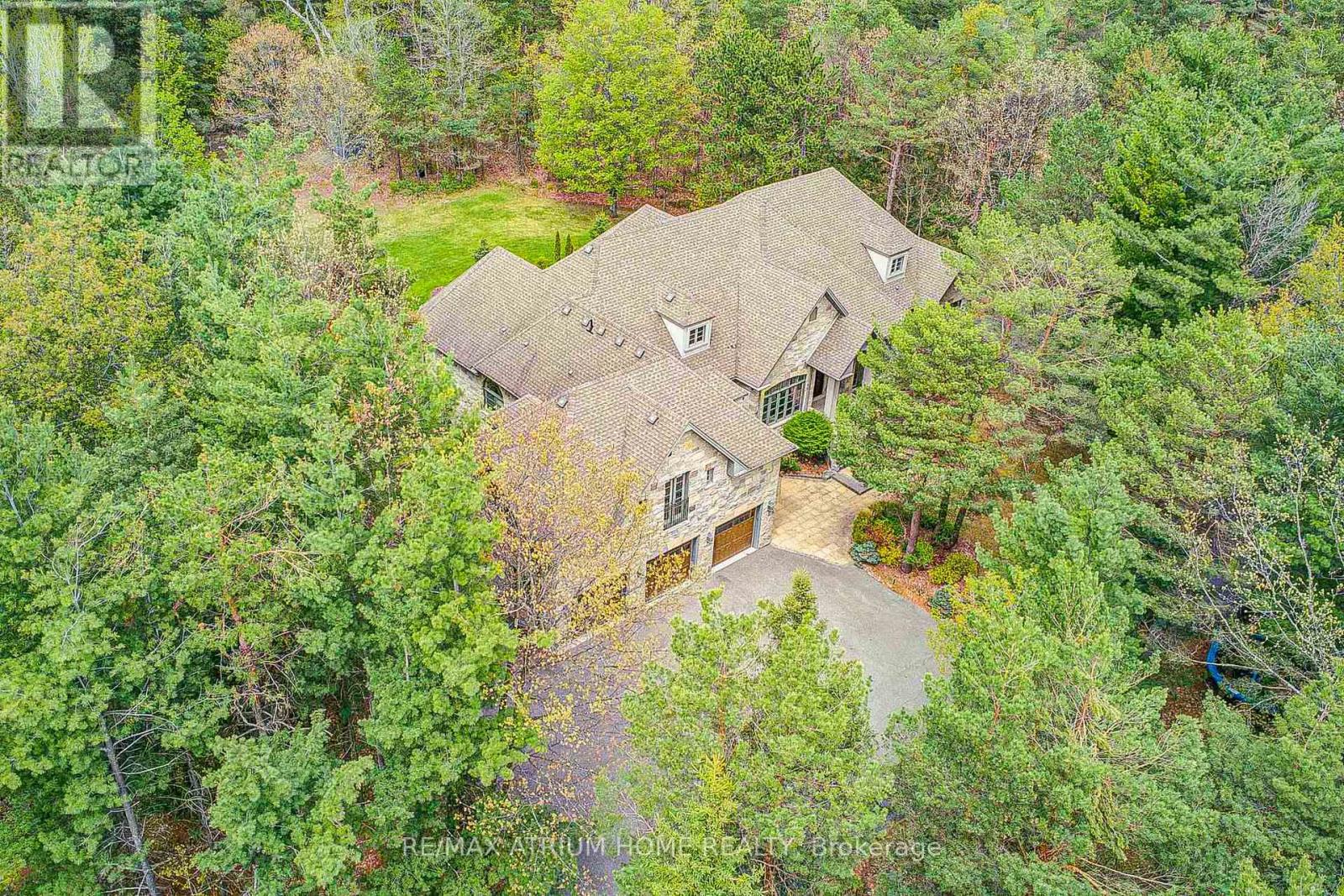 Property at 10 WOODLOT COURT image 5