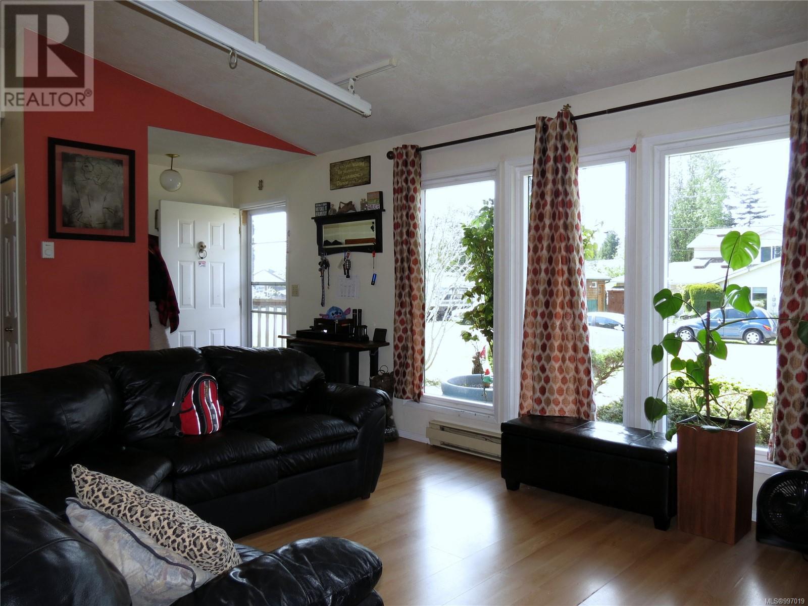 Property at 1937 Powliuk Cres image 2