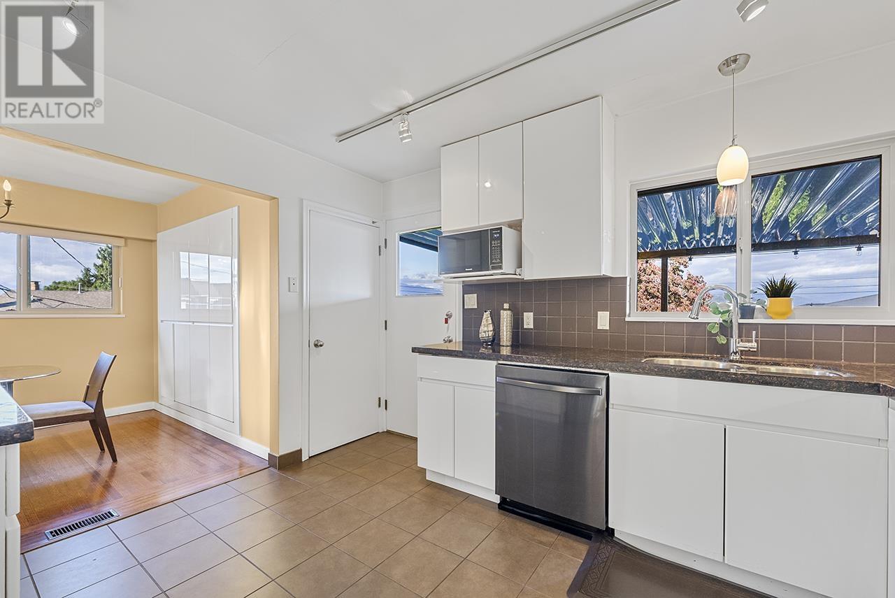 4667 Charlotte Court, Burnaby, British Columbia  V5G 2V1 - Photo 12 - R2997258