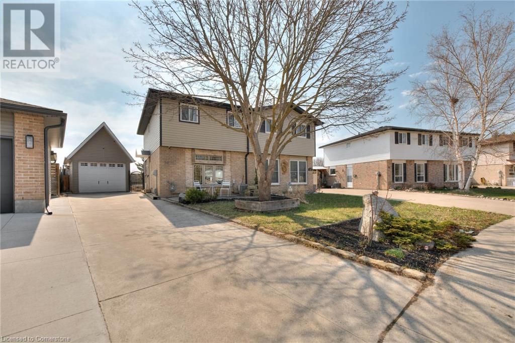 Property at 30 UXBRIDGE Crescent image 3