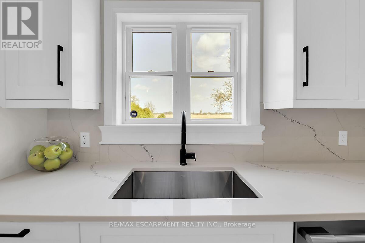 8184 Airport Road E, Hamilton (Mount Hope), Ontario  L0R 1W0 - Photo 10 - X12116797