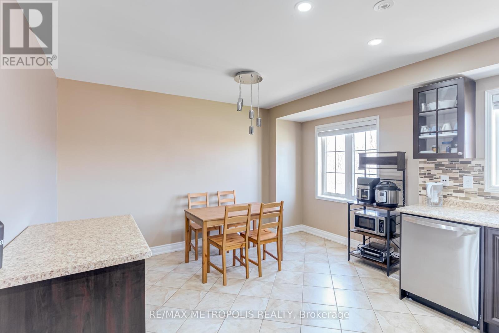 385 Rossland Road E, Ajax (Central East), Ontario  L1T 4N6 - Photo 4 - E12118419