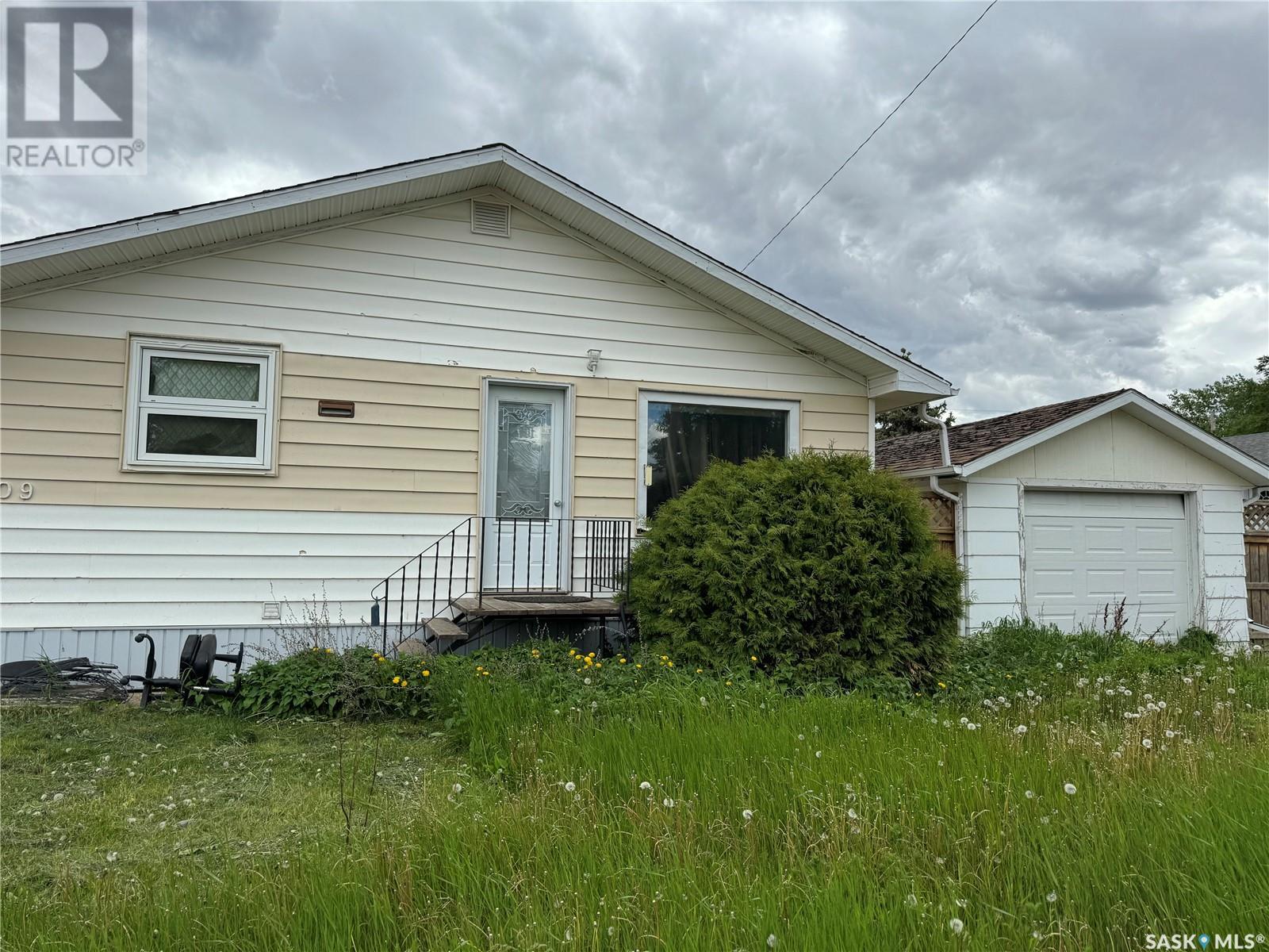 509 5th AVENUE W, assiniboia, Saskatchewan