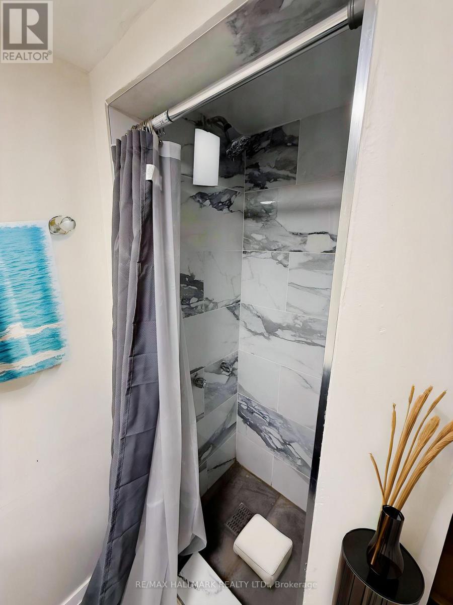 16 Arkley Crescent, Toronto, Ontario  M9R 3S3 - Photo 6 - W12118450