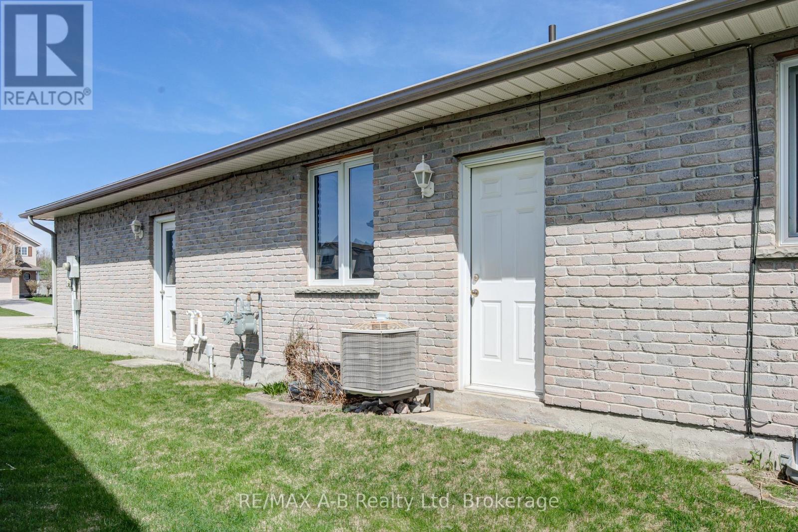 204 Frederick Court, East Zorra-Tavistock, Ontario  N0B 2R0 - Photo 4 - X12117684