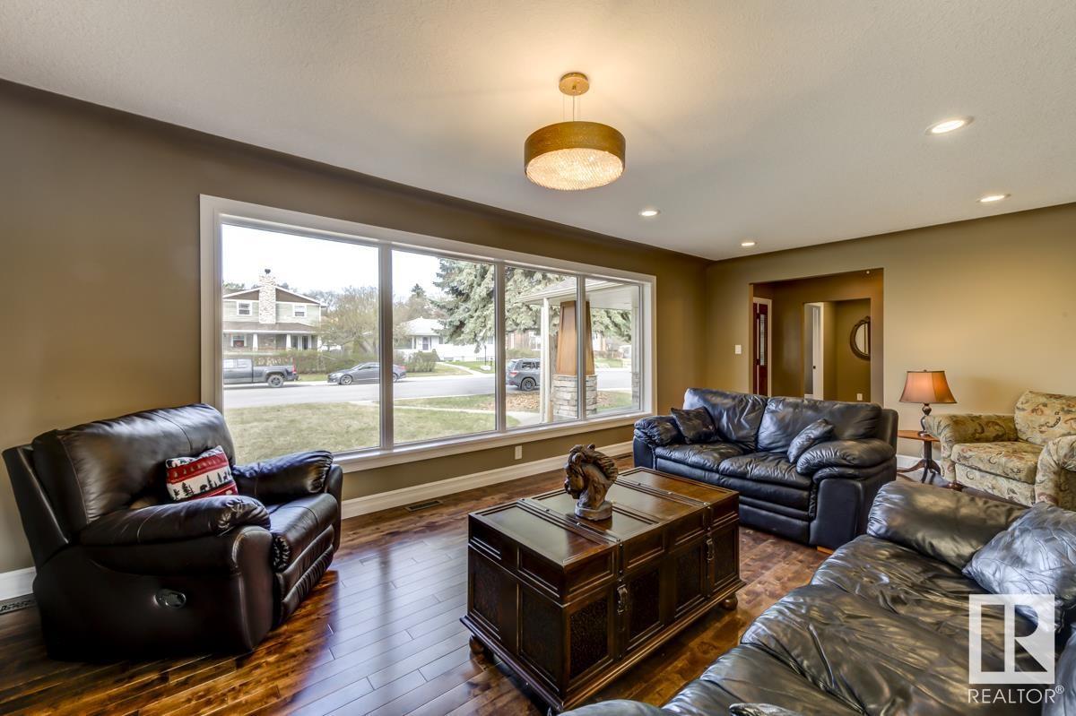 Property at 5318 111 AV NW image 2