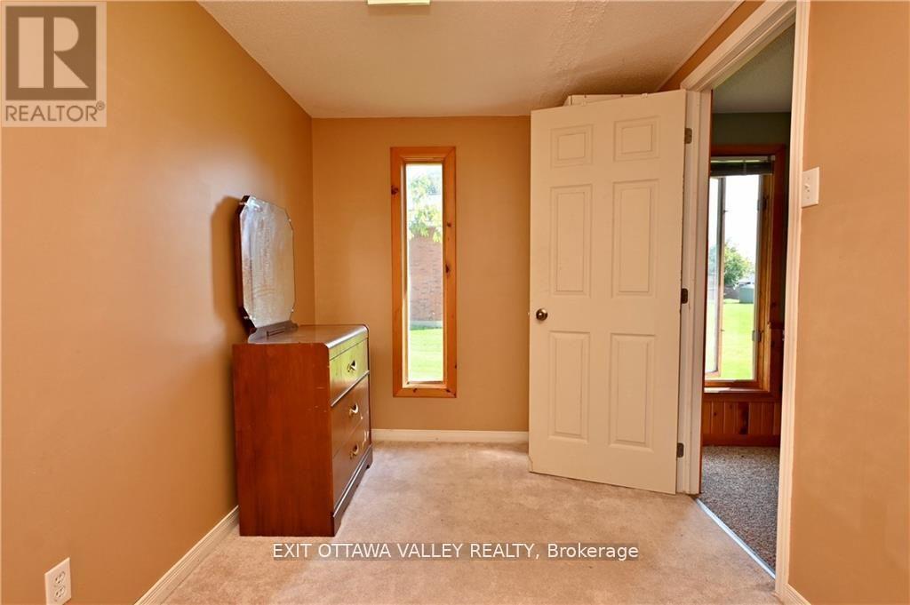 27 Meadow Street, Whitewater Region, Ontario  K0J 1K0 - Photo 14 - X12009353
